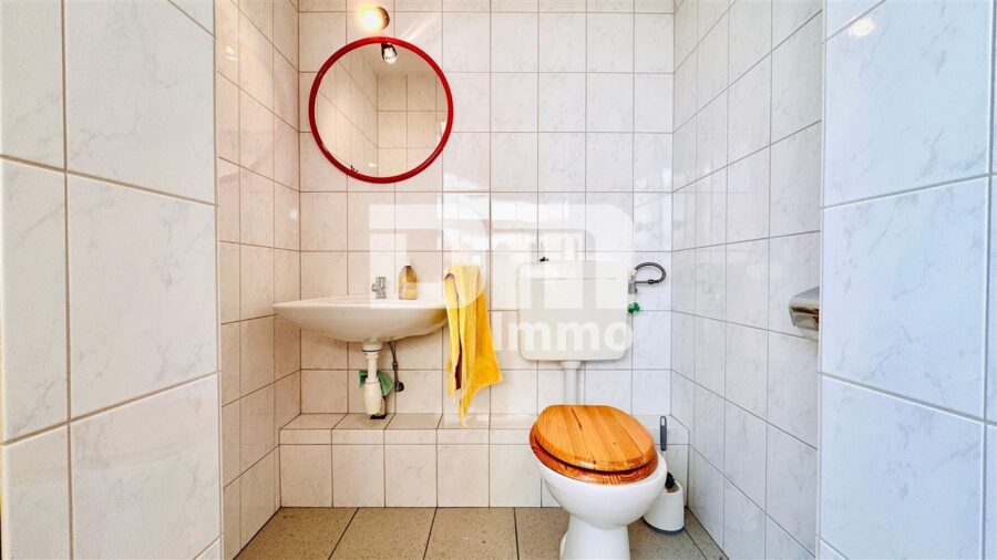 Laden-/Büro-/Lagerkomplex mit 300 m² Nutzfläche auf großem Grundstück und Parkflächen - EG WC